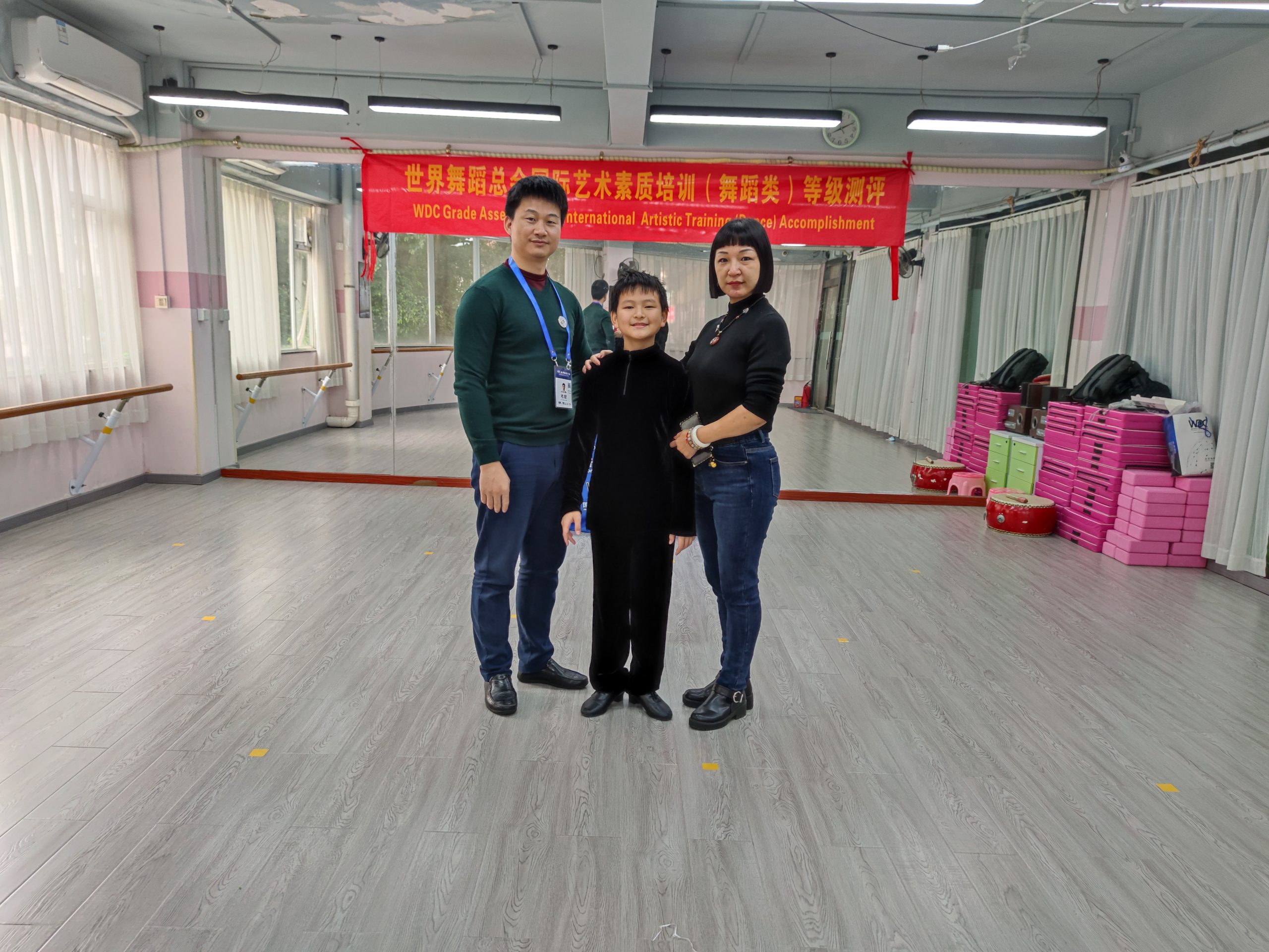 和老师合影
