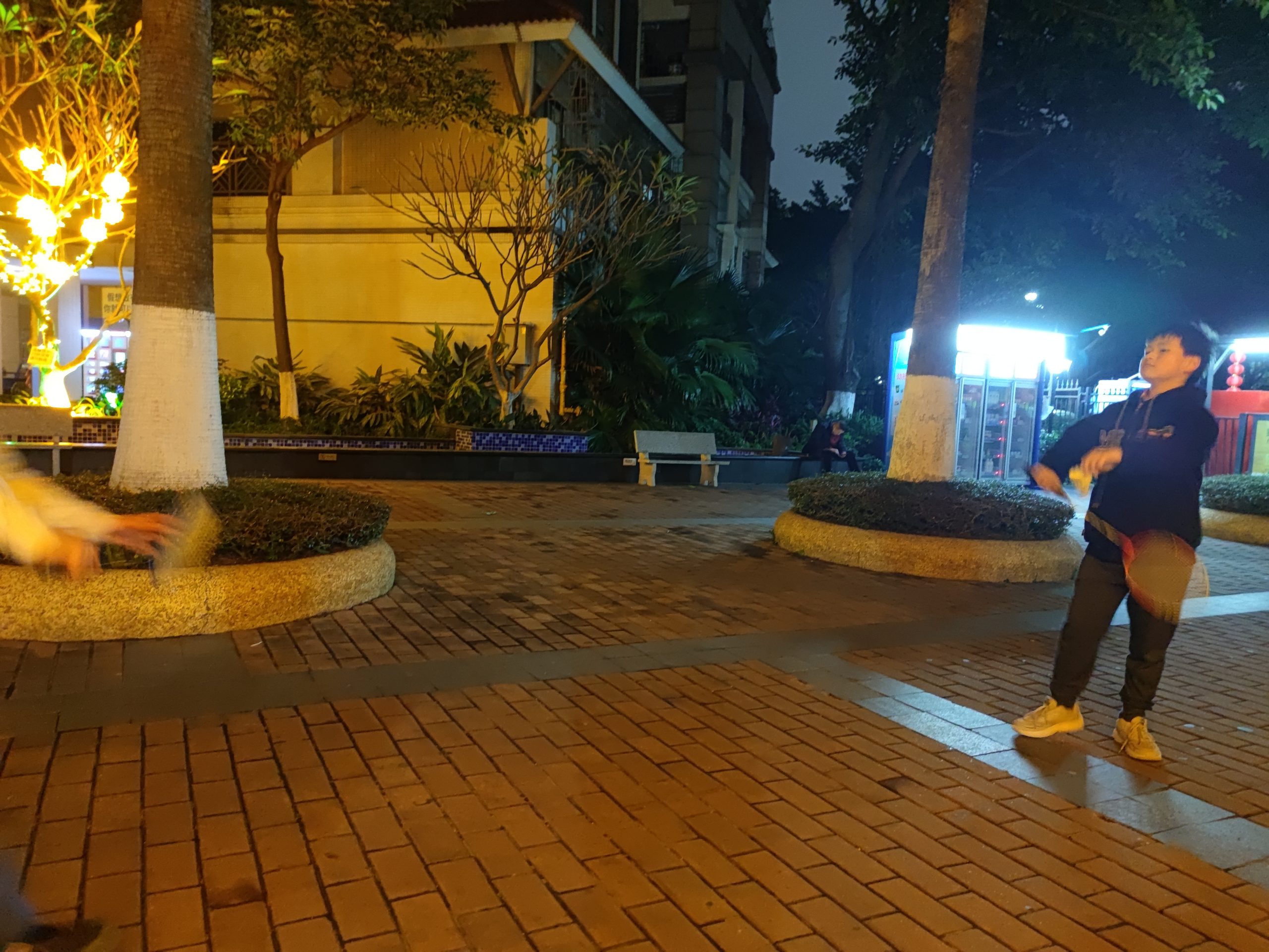 晚上玩夜光羽毛球🏸