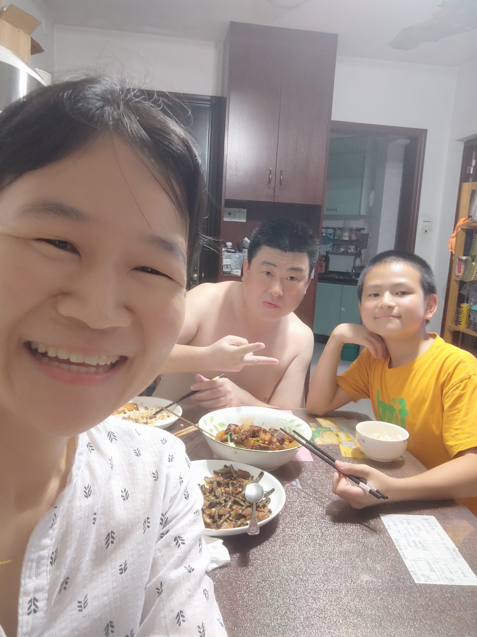 一家三口吃饭饭
