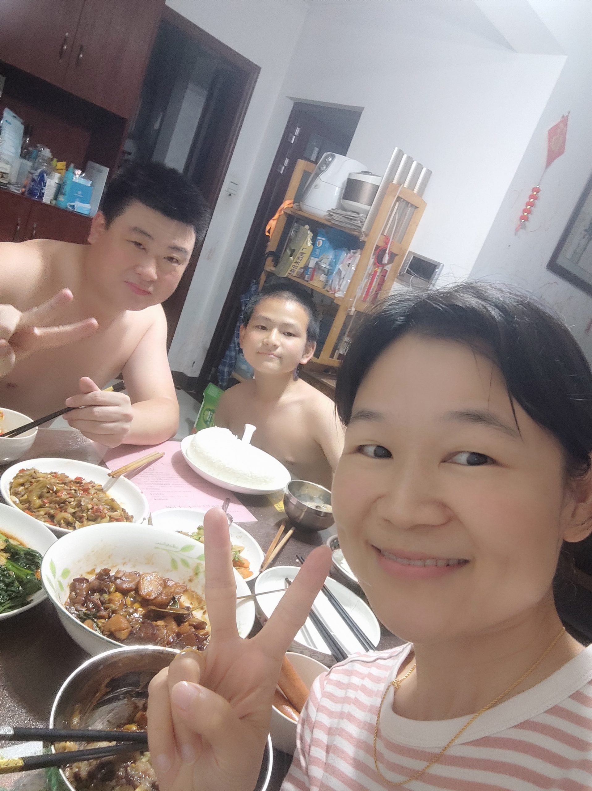一家三口用餐
