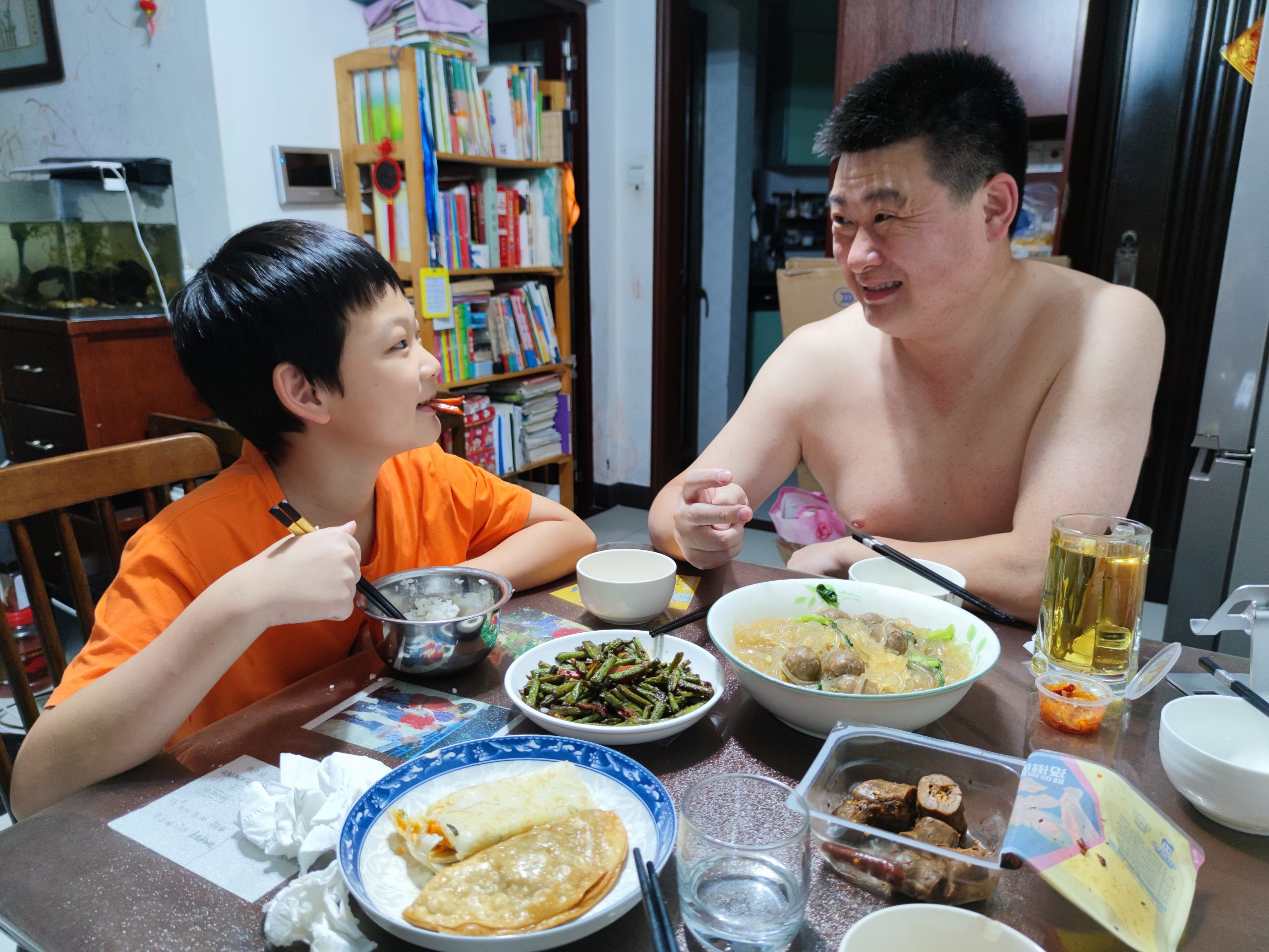 迪洋和爸爸一起吃饭
