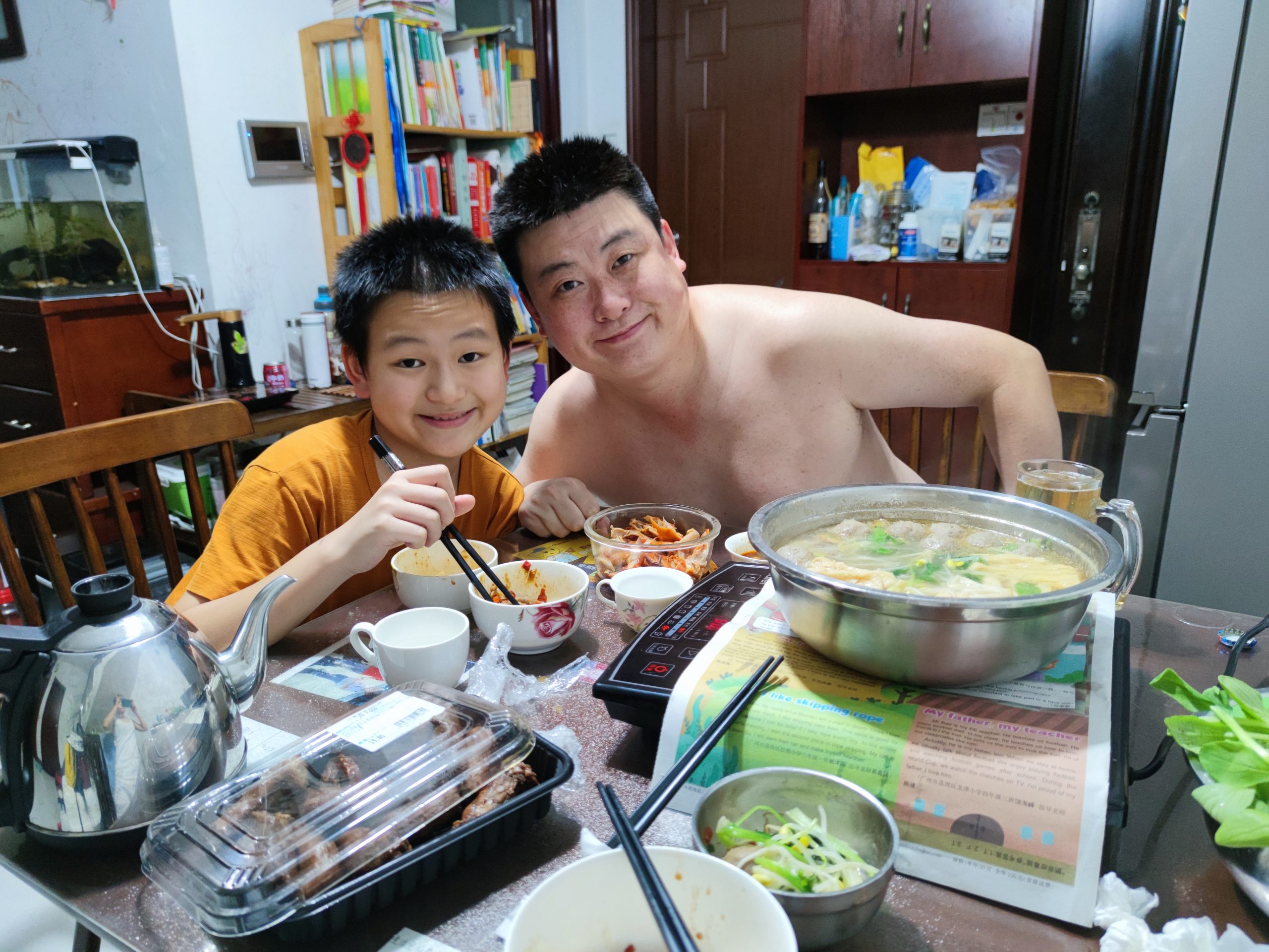 迪威和爸爸一起用餐
