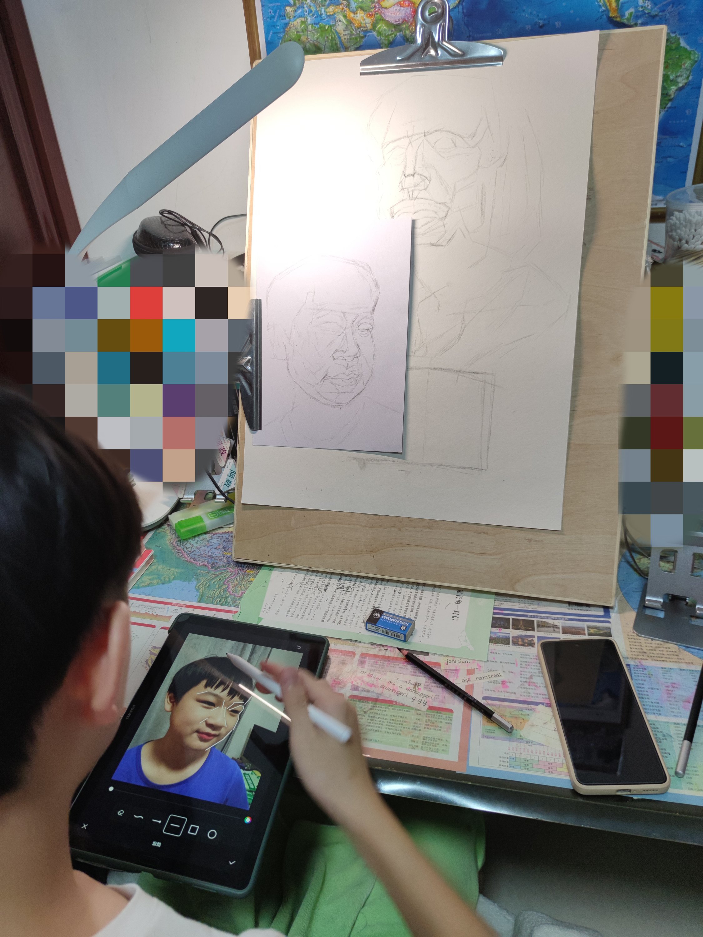 哥哥给弟弟画肖像画