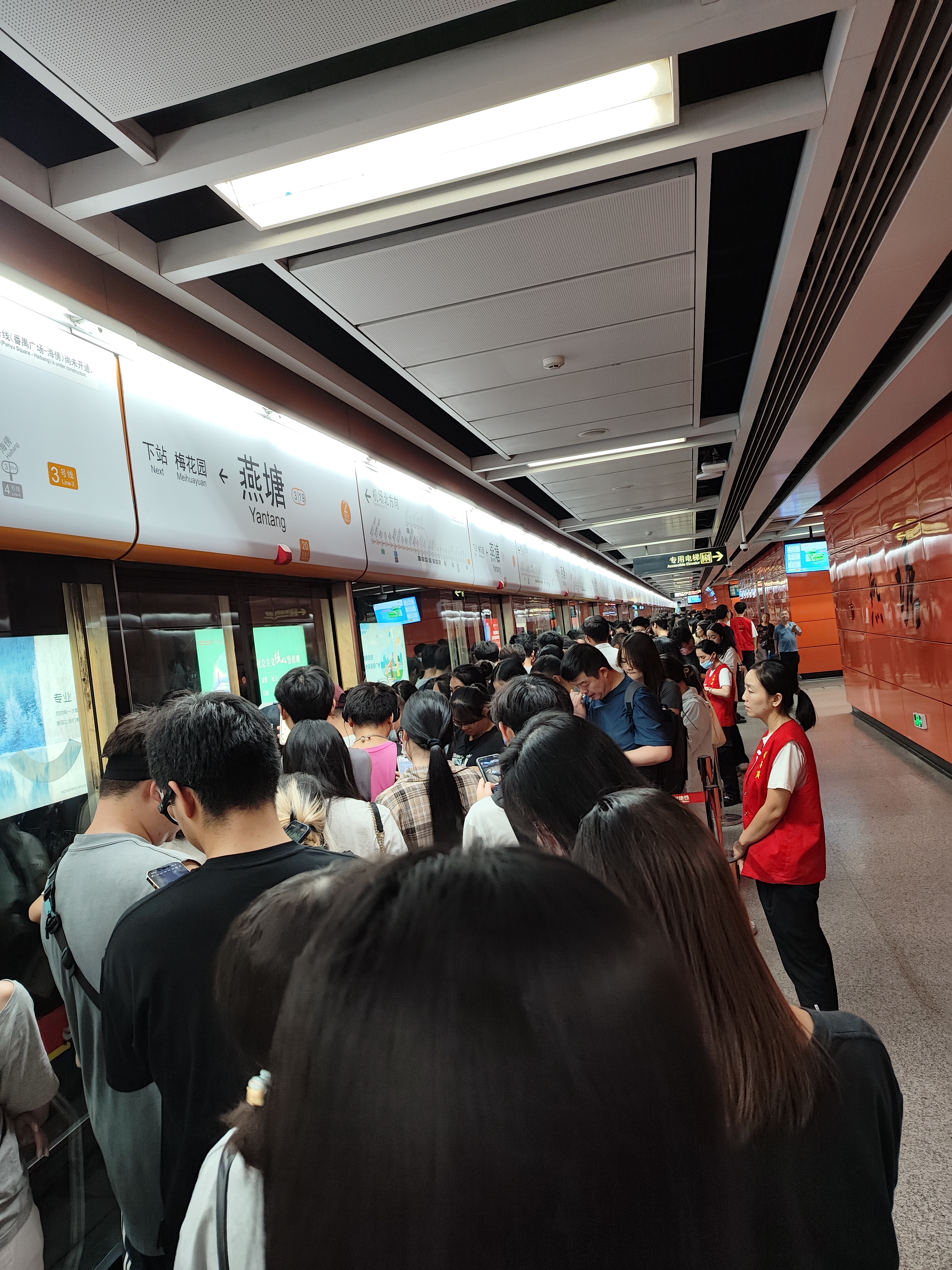 高峰时段乘公共交通回家